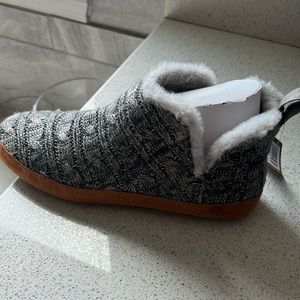 Size 9 Toms slippers